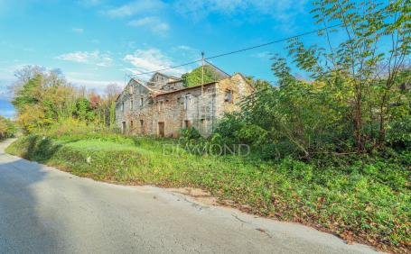 Oprtalj, Umgebung! Baugrundstück mit Ruine in ruhiger Lage!