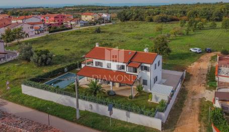 Novigrad, Haus mit Pool und Meerblick!