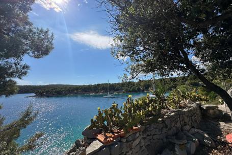 Milna, Brač, građevinsko zemljište prvi red uz more s postojećim objektom 