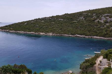 Vinišće, građevinsko zemljište s postojećim objektom uz more