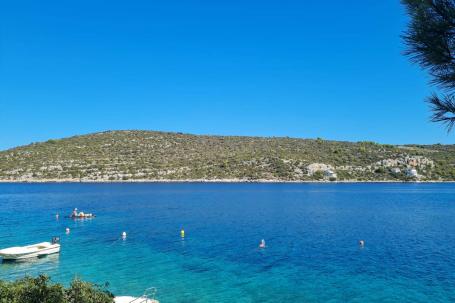 Drvenik, mediteranska kuća drugi red do mora