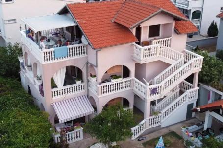 Vodice, kuća s 4 apartmana, NKP 297 m2