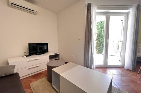 Istra, Medulin - namješteni trosobni apartman, 1. kat, NKP 72. 35 m2, 200 m od mora