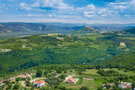 Rakotule, zemljište 10100m2, T2 namjene, đelom građevinsko, pogled na Motovun