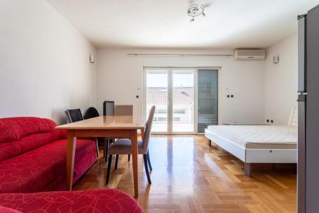 Trogir okolica, garsonijera s terasom (41, 2 m2)