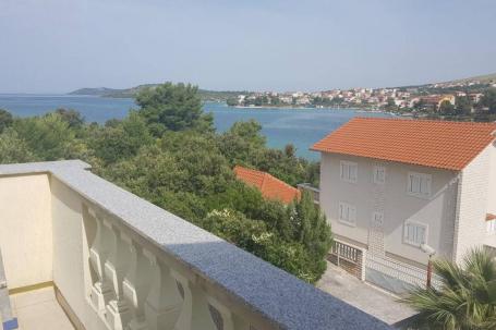 Šibenik, kuća s tri apartmana u neposrednoj blizini plaže (350 m2)