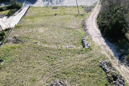 Konavle – zemljište 904 m2 s građevinskom dozvolom za kuću s bazenom