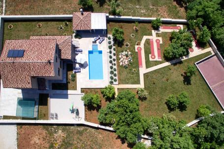 Istra, Svetvinčenat- 294 m2 villa, bazen, jacuzzi te multifunkcionalno igralište na 2000 m2 okućnice