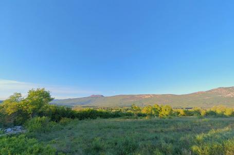 Istra, Kršan - građevinsko zemljište na mirnoj lokaciji s putem, 948 m2