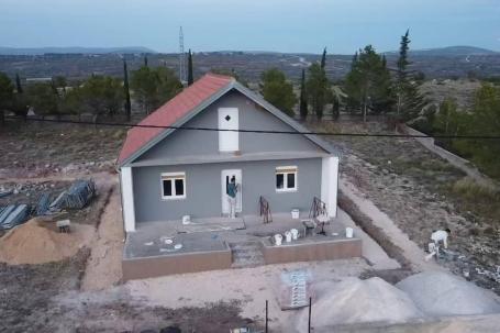 Zadarska županija, Benkovac, dvoetažna kuća 150 m2, parcela 1261 m2