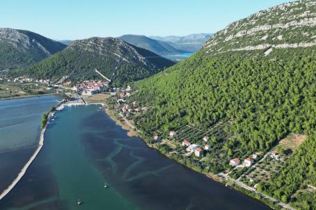 Ston, zemljište prvi red do mora