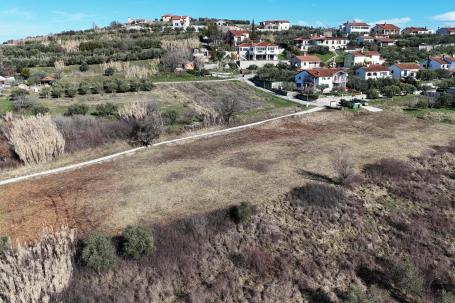 Istra, Buje - građevinsko zemljište B, 1036 m2 na odličnoj lokaciji