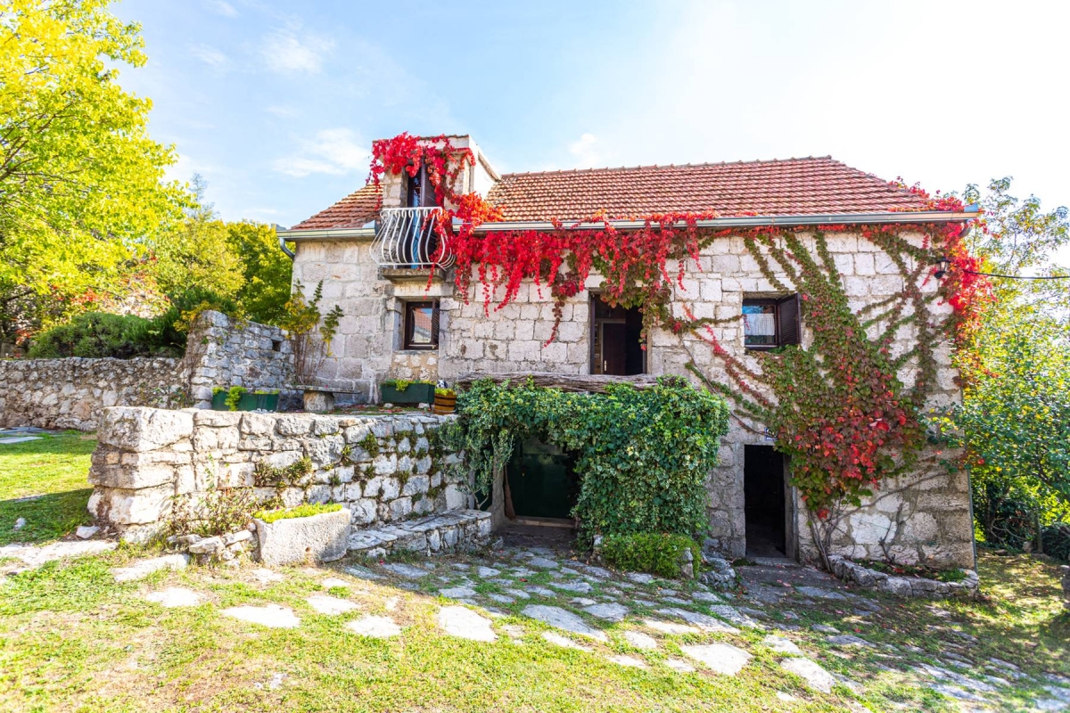 Imotski, Lovreć, jedinstvena kamena kuća