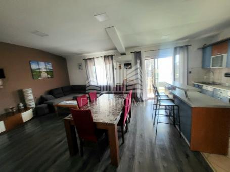 Stanovi, kuća sa 3 apartmana; 318 m2; Vrhunska prilika za investiciju