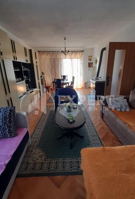 Lepa, novija kuća, 130 m2, plac  698 m2, na ravnom delu  Mramorskog  brda