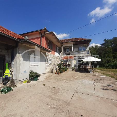 Odlična porodična kuća sa lokalom i pomoćnim objektom,  420 m2, 14 ari plac, Malča