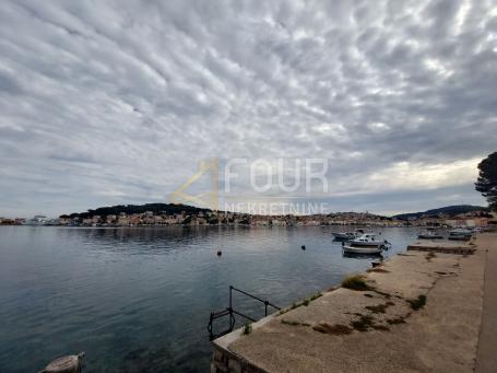 Mali Lošinj, 202. 44m2, kuća 20m od rive, veliki potencijal!