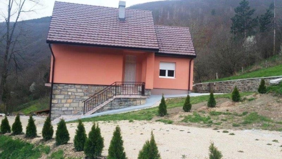 Prodaje se kuća sa pom. objekt. 152 m2+48 m2, zemljište 3. 16 ha