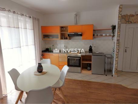 Novigrad, renovirani stan sa prostranom lođom, 44 m2