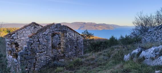 Brseč - Baugrundstück mit Ruinen, 2300m2