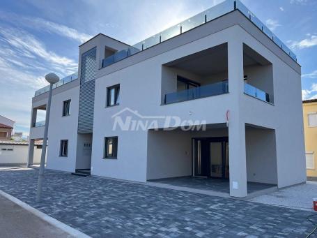 Novogradnja, južna strana, apartman na katu s krovnom terasom