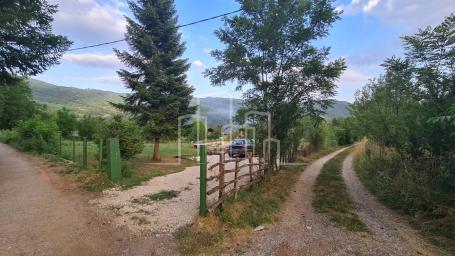 Zemljište 799m2 sa upisanim objektom 72m2 u osnovi Kijevo Trnovo