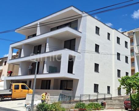 Prostran dvosobni apartman blizu mora, Makarska