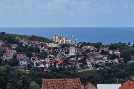 Nezavršena vila sa 3 stana