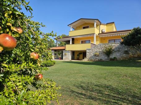 Vila s otvorenim pogledom na more i zelenilo u okolici Buja