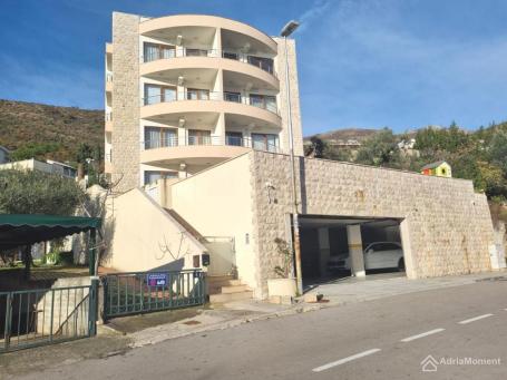 Prodaja stana u klupskoj zgradi sa bazenom - Petrovac