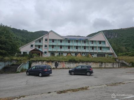 Prodajem hotel za renoviranje na Šavniku