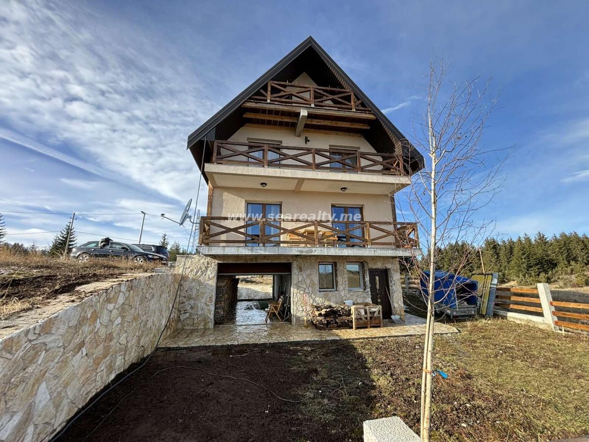 Villa for sale in Žabljak of 192m2 in the city center