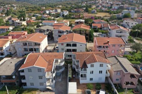 Haus mit drei Vierzimmerwohnungen in Bjelisi