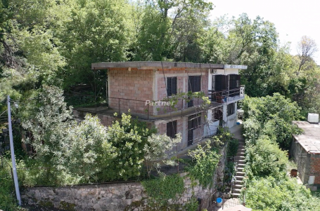 House under construction in Sutomore