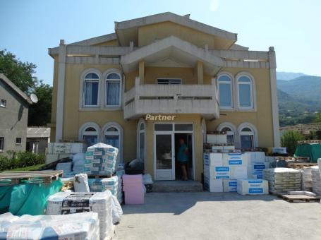 House with business premises in the Zaljevo settlement