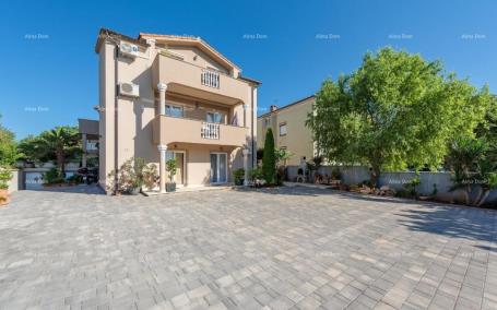 House Medulin, detached house with 5 apartments. Close to Poses.