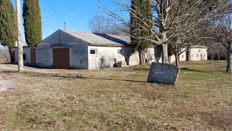 House A building plot for sale near Žminj with an outbuilding.