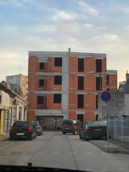 Wohnung Pula Šijana, der Bau eines Wohngebäudes in der Nähe der Grundschule S-K hat begonnen