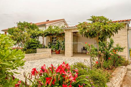 Langzeitmiete eines Hauses in ruhiger Umgebung mit wunderschönem Blick auf das Meer