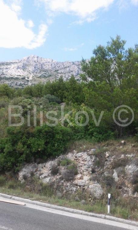 OMIŠ, NEMIRA 1500 m2 građevinsko zemljište