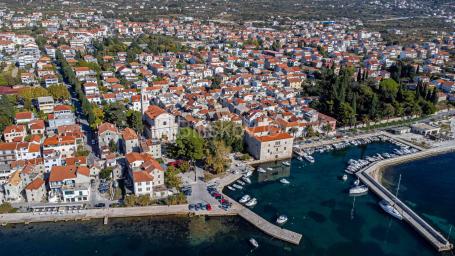 Prodaja, renovirana kamena kuća u nizu, Kaštel Lukšić, 80 m2