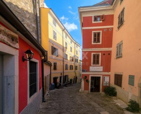 ISTRIA, MOTOVUN - Mehrstöckiges Gebäude im Zentrum von Motovun