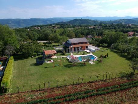 ISTRA, KAROJBA - Kuća s velikom okućnicom i pogledom