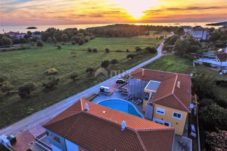 ISTRIEN - POREC (UMGEBUNG) Komplex mit 9 Wohnungen und Schwimmbad 300m vom Meer