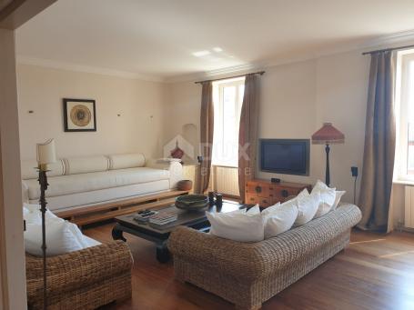 OPATIJA, STROGI CENTAR - Apartment in a villa 100 meters from the sea with a parking space!