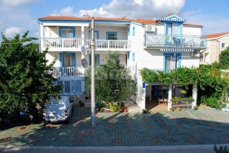 ZADAR, BIOGRAD NA MORU - Haus mit neun Wohnungen