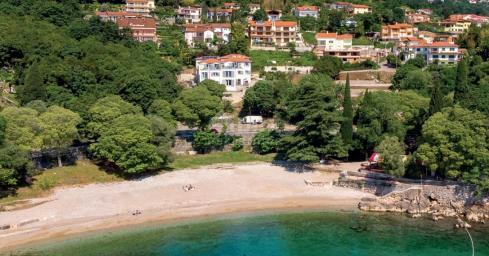 LOVRAN - Villa with pool first row to the sea