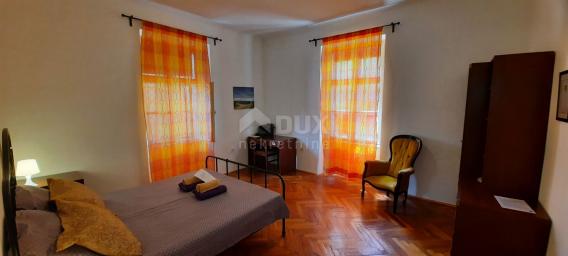 OPATIJA, CENTAR - Stan 100 m2 pođeljen u dva apartmana