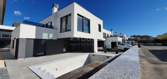 ISTRIA, BANJOLE - Modern villa with sea view