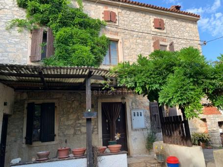 ISTRIA, MEDULIN Istrian house with yard for renovation - 400 m FROM THE BEACH !!